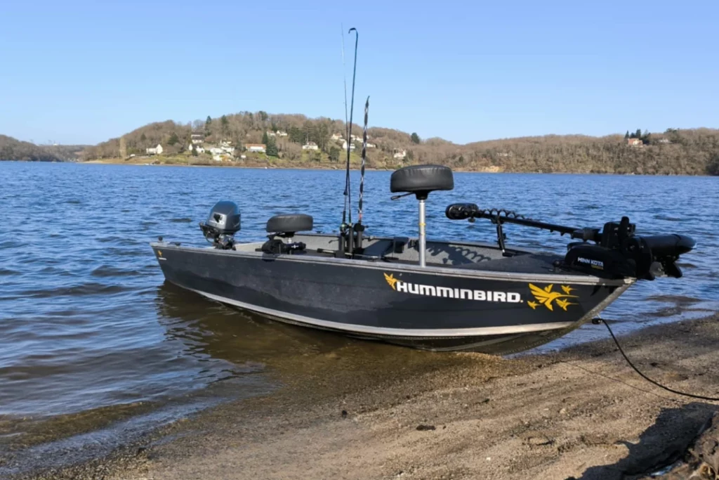 Tom Méret, guide de pêche, bateau, lac d'éguzon